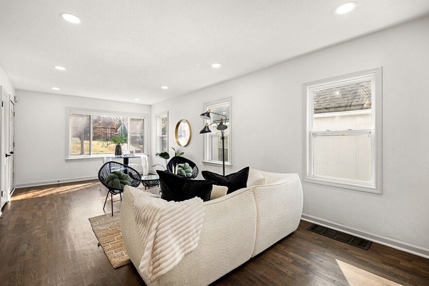 Building Photo - 822 E 72nd St