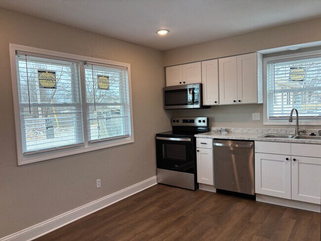 Building Photo - 3 Bed 1 Bath Remodeled House