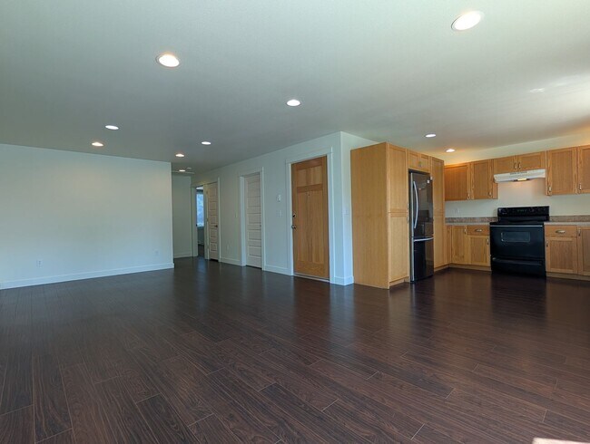 Building Photo - Great 2bed/1bath Duplex with large yard!