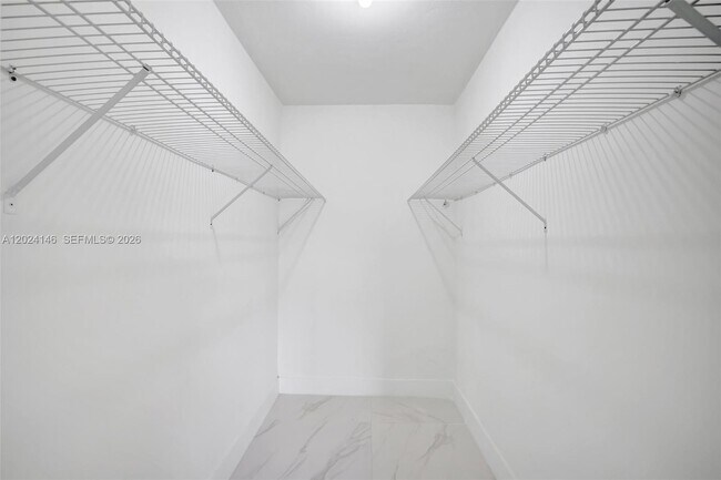 Building Photo - 2324 S Cypress Bend Dr