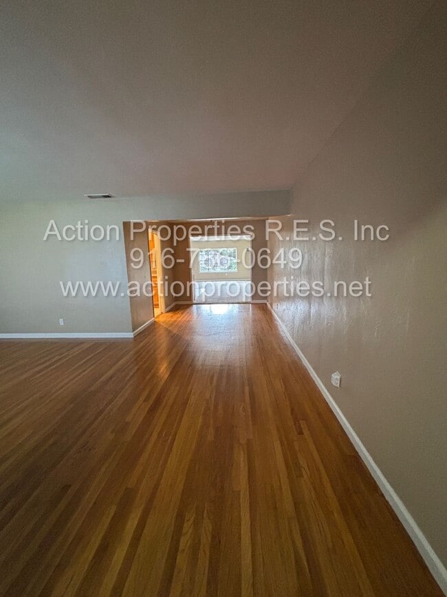 Building Photo - Move In Special! Central Roseville -  4 Bed, 2 Bath - Single Story - Separate Living and Family R...