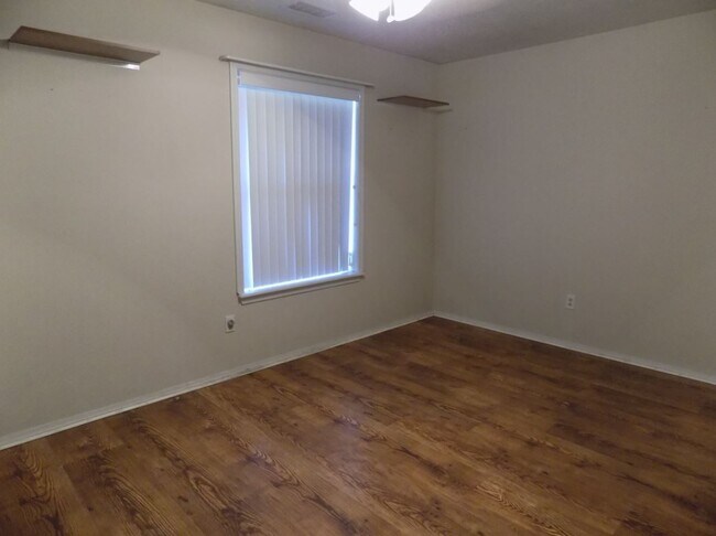 Building Photo - 502 Laura Ct