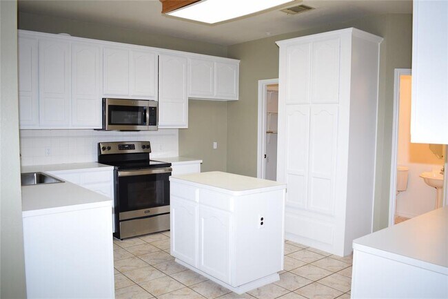 Building Photo - 30007 Oakland Hills Dr