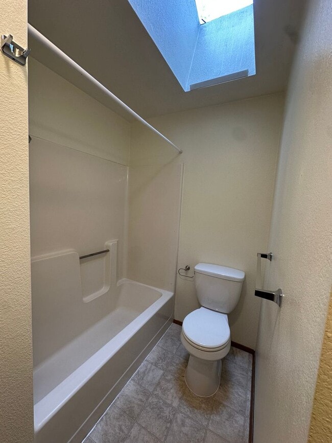 Building Photo - Three bedroom Westside home near OSU Cascades!