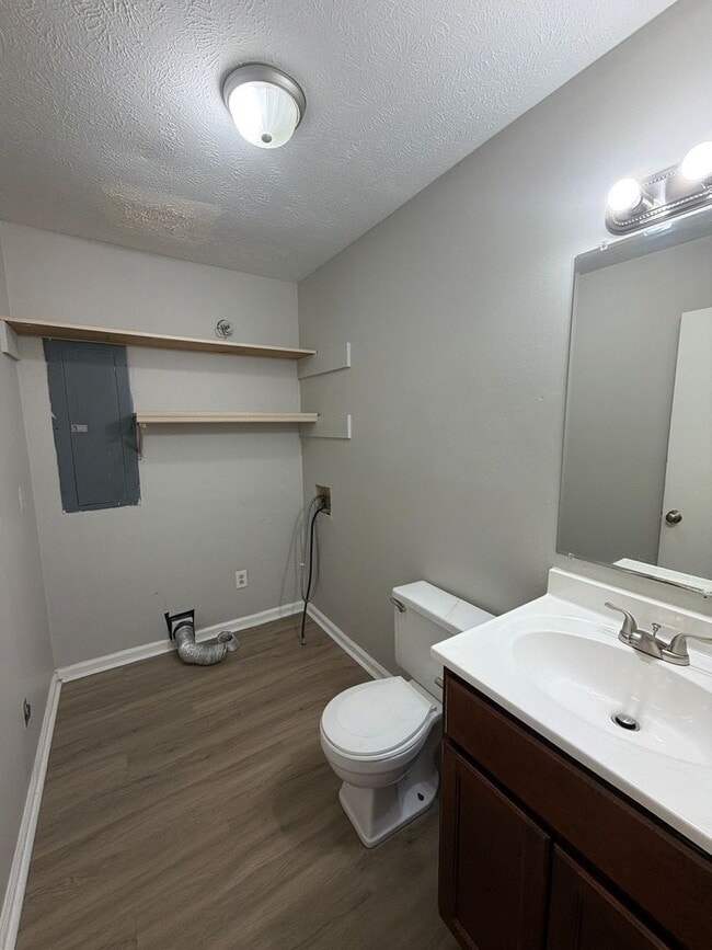 Building Photo - New Listing!