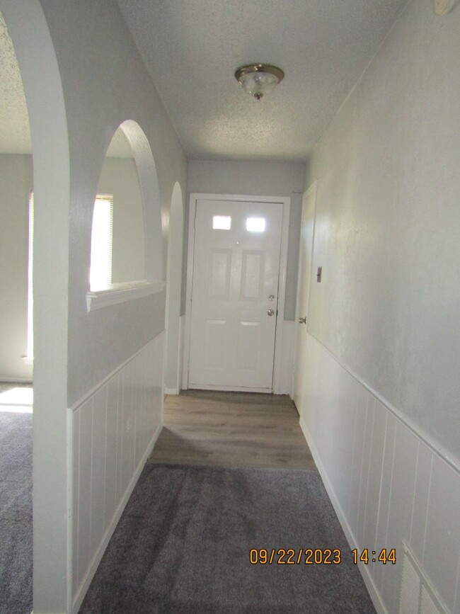 Building Photo - Very nice spacious home located in the Eis...