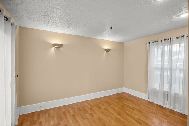Building Photo - Delightful 4 Bed/2.5 Bath Craftsman home in the Rose City Park Neighbood
