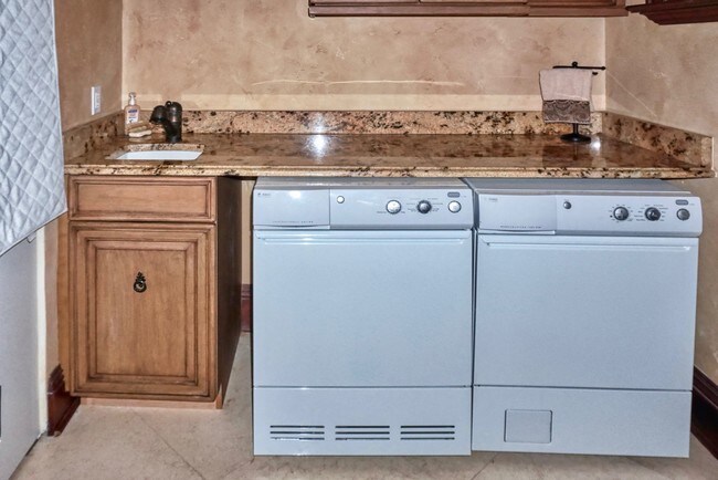 Building Photo - 1363 Oceanview Dr