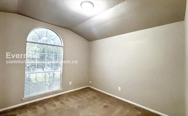 Building Photo - 3 Bed, 2 Bath Home with Fenced Yard & Garage / Pet-Friendly / Available Now!