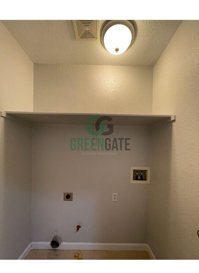 Building Photo - Two story 4 bedroom, 2.5 bath home in Stockton! AVAILABLE NOW!!