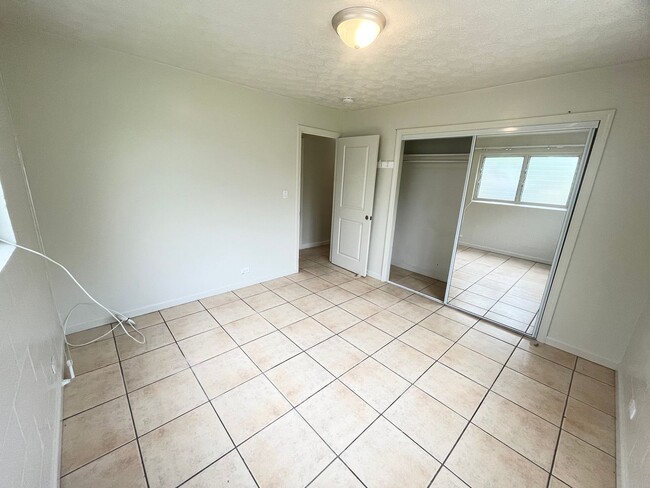 Building Photo - 2 Bed 1 Bath Basement Unit of Duplex House in Kalihi-Palama available now!