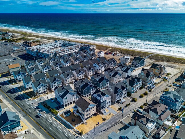 Building Photo - 19 Cummins St