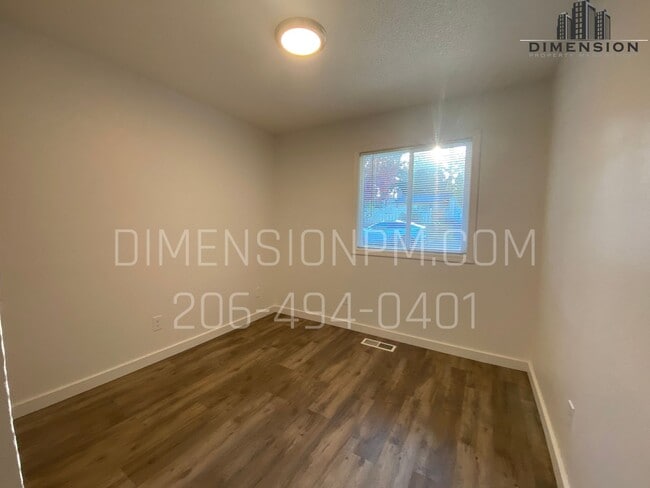 Building Photo - Ready to Move in Refreshed Ramber!