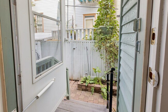 Building Photo - 437 Dinwiddie St