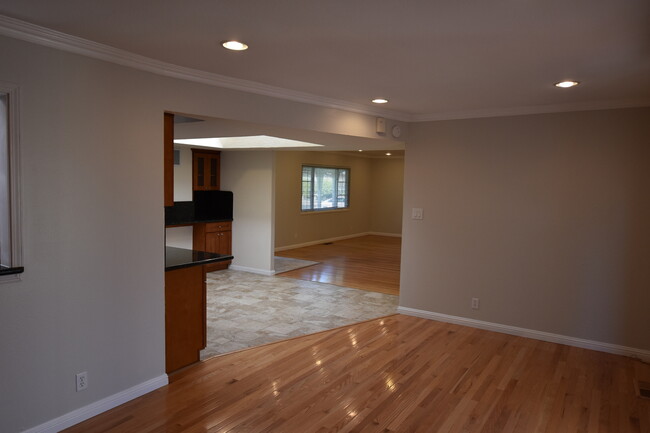 Building Photo - Gorgeous West San Jose 3BD 2BA 1400SF Home