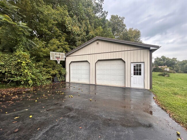 Building Photo - 60 N Conestoga Dr