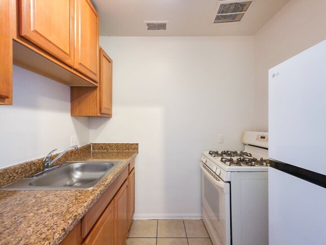 Building Photo - Cozy 1-bedroom / 1-bathroom Apartment Available for Lease in Yuma, AZ!