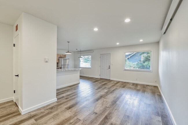 Building Photo - Lovely Apartment in Sehome