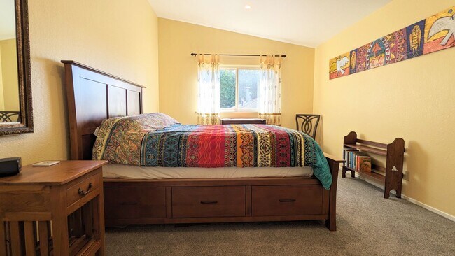 Building Photo - Quiet Peaceful Furnished 3/1.5 Condo, Move...