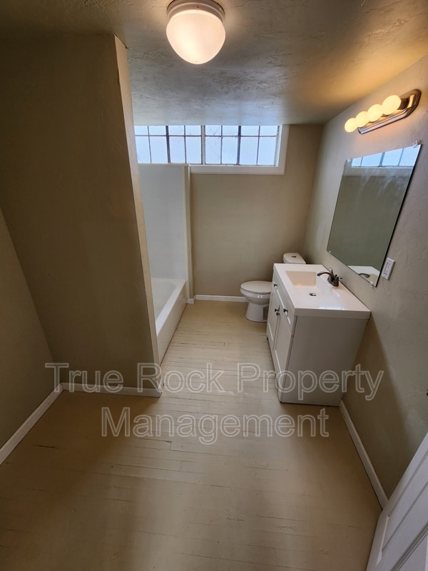 Building Photo - 208 E MAIN, Apt #3 (BILLS PAID- not including tv or wifi)