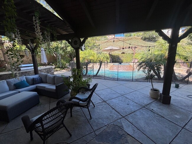 Building Photo - Spectacular 5-Bedroom Home with Private Po...