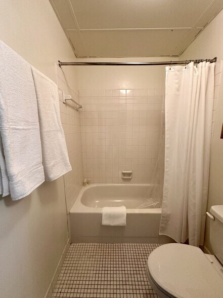 Building Photo - 823 N 2nd St