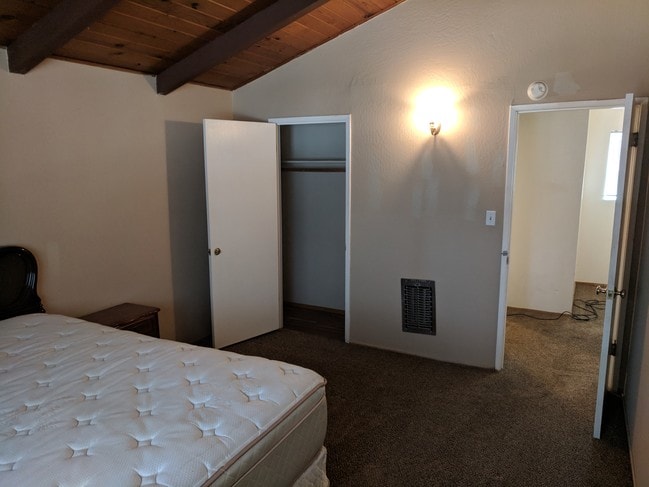 Building Photo - 2518 Knox Ave