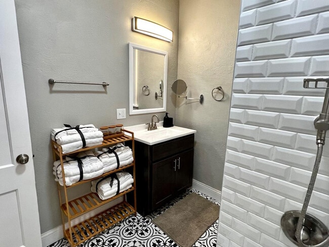 Building Photo - 3956 Tholozan Ave