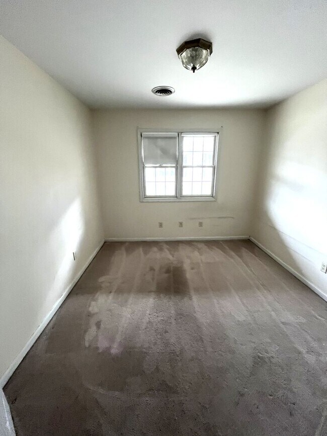 Building Photo - 152 Lantern Ln