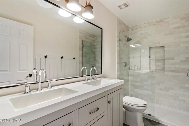 Building Photo - 2314 E Paraiso Dr