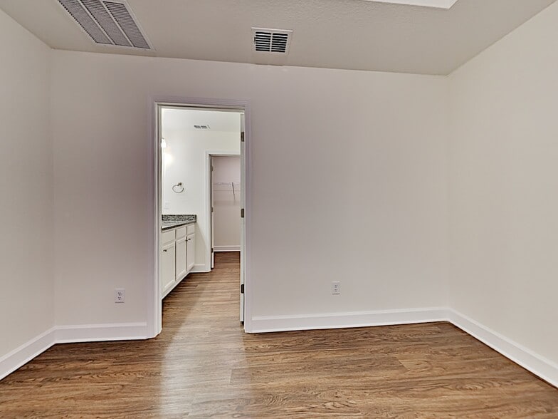 Building Photo - 3363 Roundabout Dr