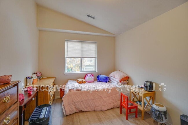 Building Photo - 6001 NE 33rd Cir