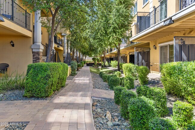 Building Photo - 421 W 6th St