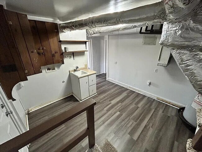 Building Photo - 4 Bedroom 2 Bathroom