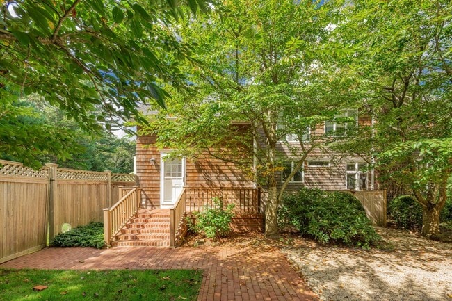 Building Photo - 6 Tall Tree Ct