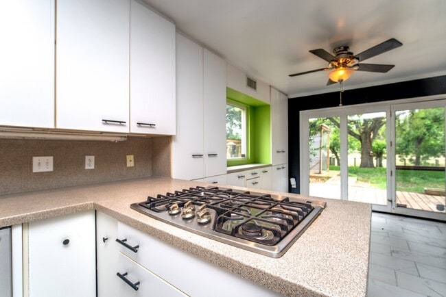 Building Photo - 3927 Pleasant Valley Dr