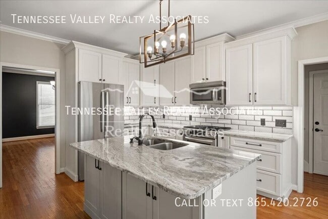 Building Photo - 821 Foxfield Ln