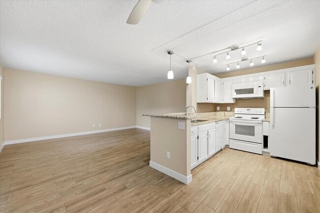 Building Photo - 3300 Fox Chase Cir