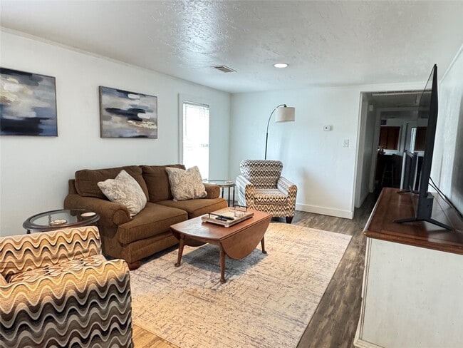 Building Photo - 879 Christmas Rd