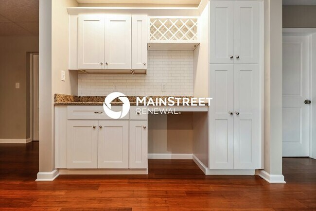 Building Photo - 3 Bedroom Pet-Friendly Home in Tarpon Springs, FL with Main Street Renewal