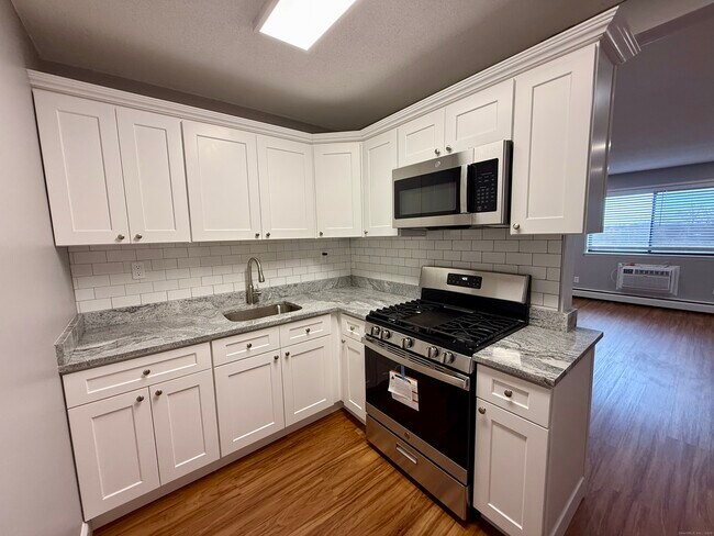 Building Photo - 1168 Main St