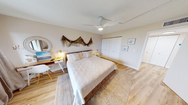 Building Photo - 5855 Midnight Pass Rd