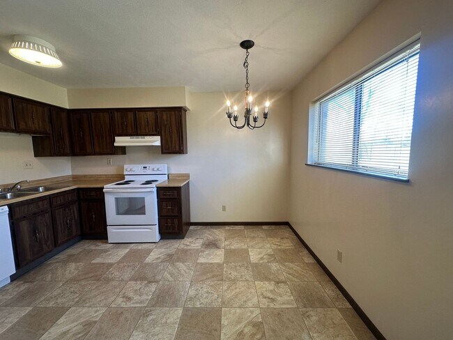 Building Photo - 2 Bedroom/1 Bath Apartment For Rent