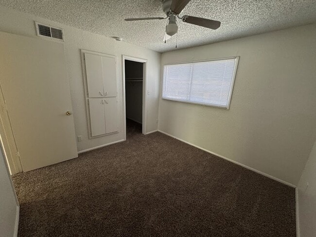 Building Photo - Holiday Gardens Townhome