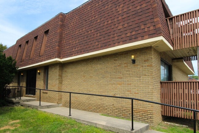 Building Photo - Short walk to Ball State!