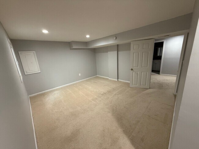 Building Photo - Gorgeous 5 Bed 3.5 Bath Single Family Home...