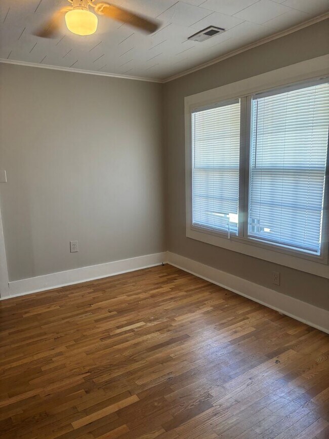 Building Photo - Single Family Home, 2 bed/1 bath $1,200 One-Story