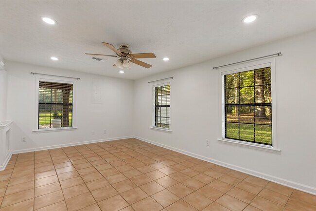 Building Photo - 22595 Pineridge Dr