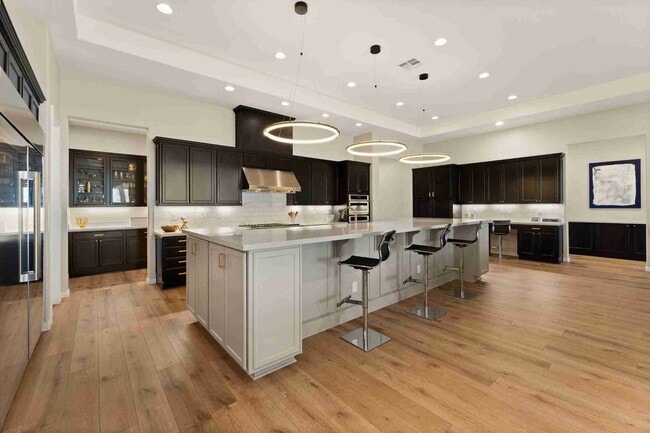 Building Photo - Stunning 5-Bedroom, 4.5-Bath Home in the S...