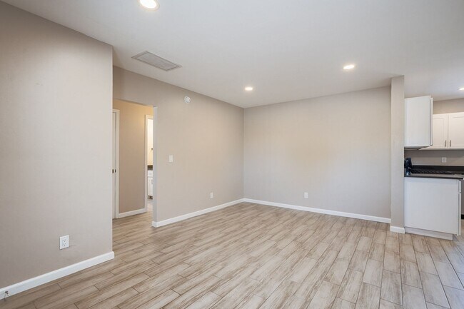 Building Photo - 1336 E Adams St